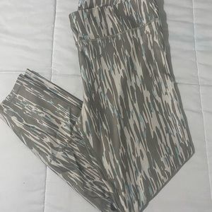 New 3/4 workout leggings. Size XL.